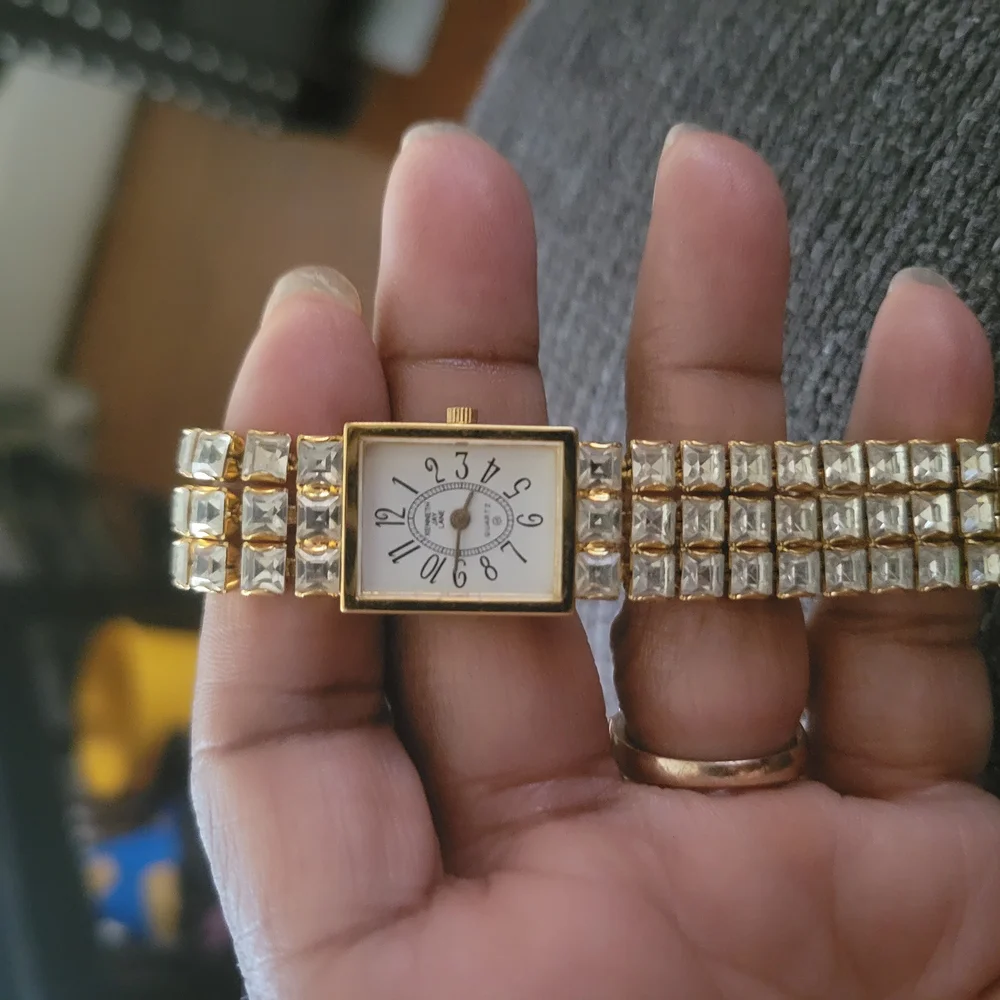 Elegant Gold Women's Watch - Picture 3 of 6